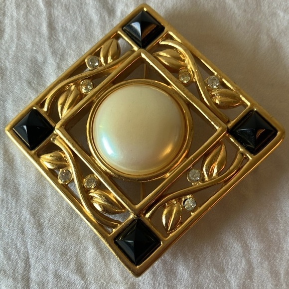 Monet: Vintage Art Deco 1.5" Faux Pearl/Black Cab Crystal Brooch - Picture 7 of 14